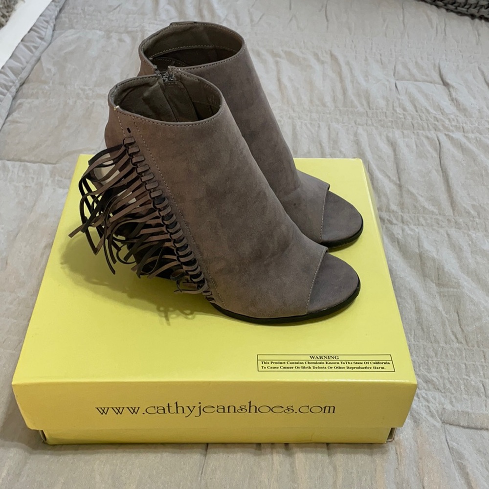 Gray suede heeled fringe detailed peep toe booties. Women’s size 7
